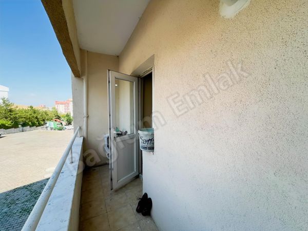 EMEK GİRİŞİM SİTESİNDE 1.KATTA TERAS BALKONLU MASRAFSIZ DAİRE